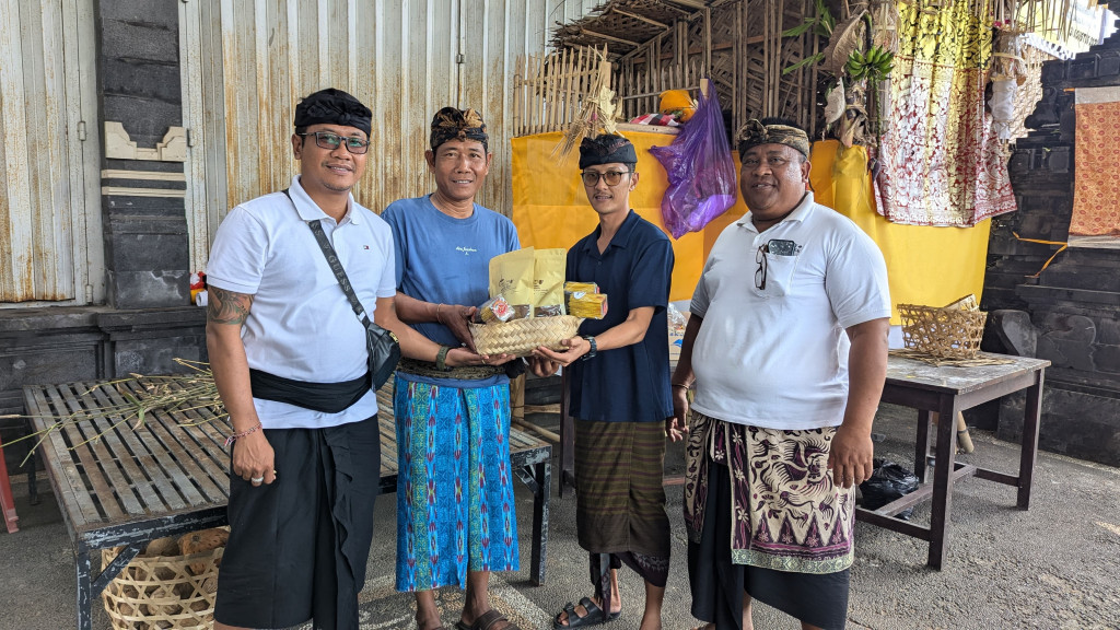 Pemerintah Desa Abiansemal Dauh Yeh Cani Serahkan Bantuan Penunjang Piodalan di Pura Ulun Siwi Banjar Tegal
